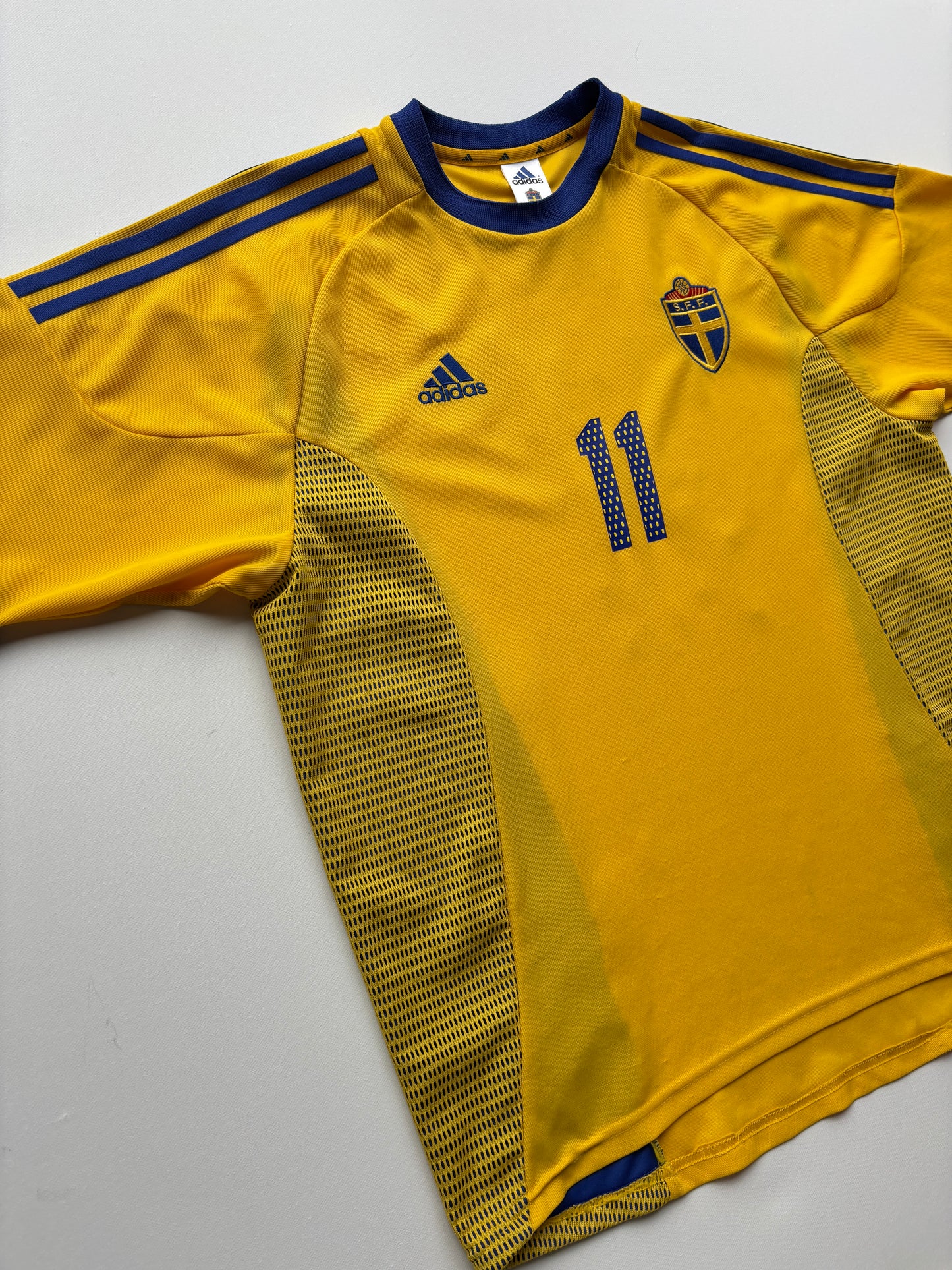 Sweden Home Shirt 2002/03 (L) Larsson 11