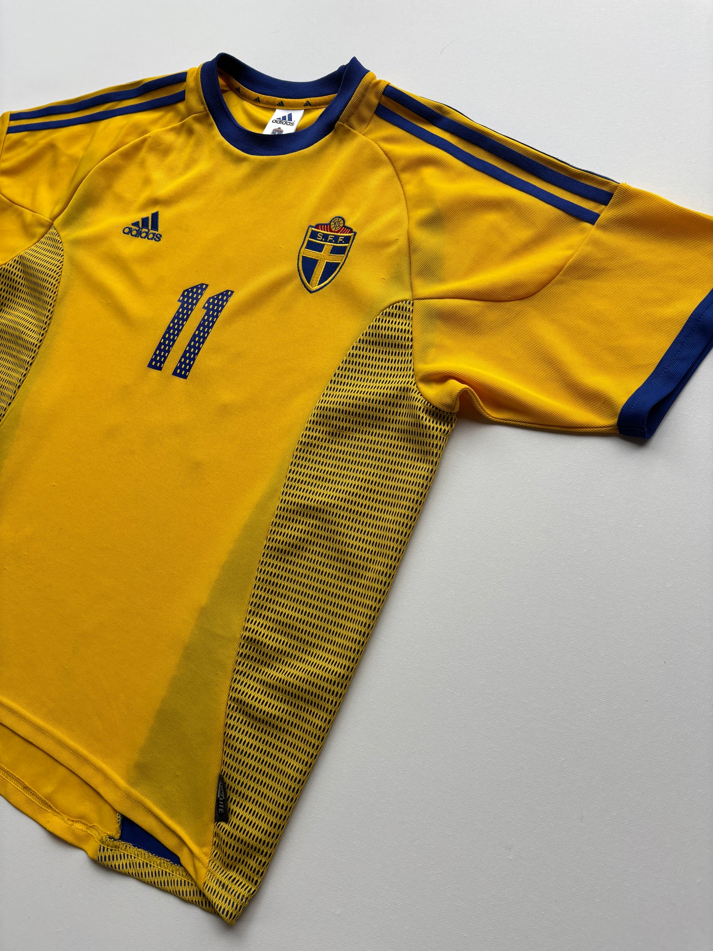 Sweden Home Shirt 2002/03 (L) Larsson 11