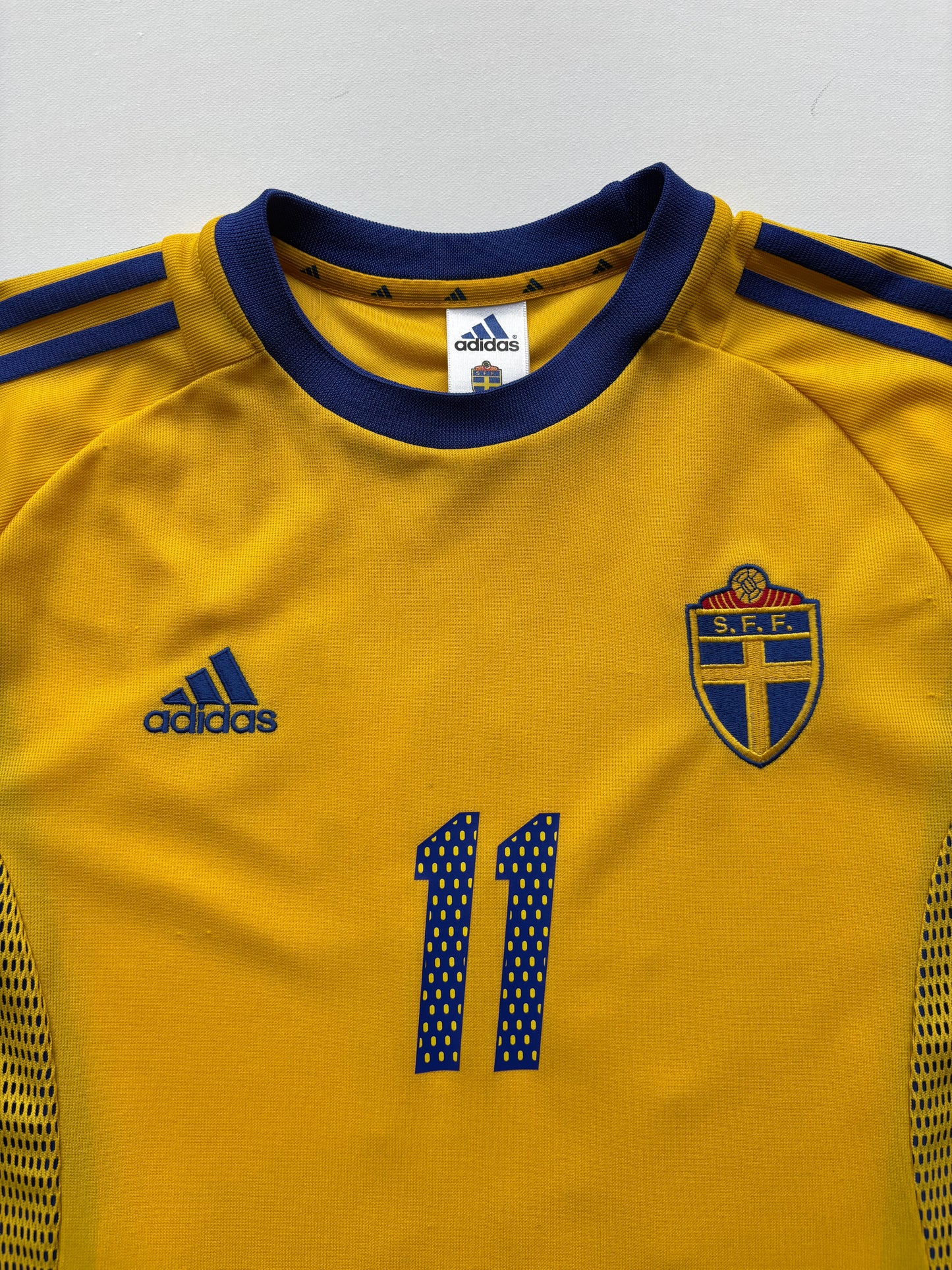 Sweden Home Shirt 2002/03 (L) Larsson 11
