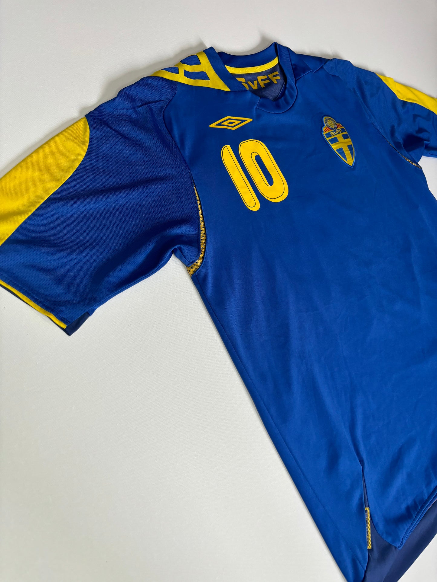 Sweden Away Shirt 2006/08 (L) Ibrahimovic 10