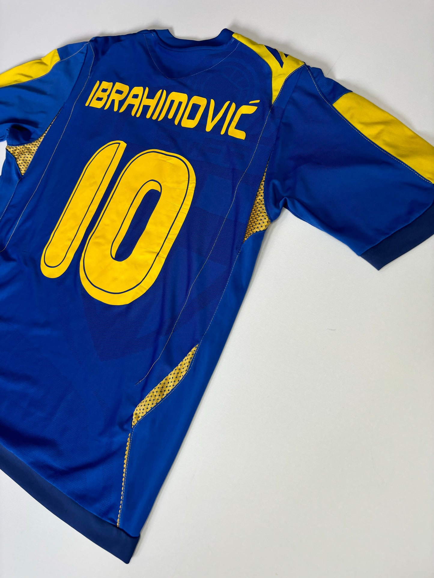 Sweden Away Shirt 2006/08 (L) Ibrahimovic 10