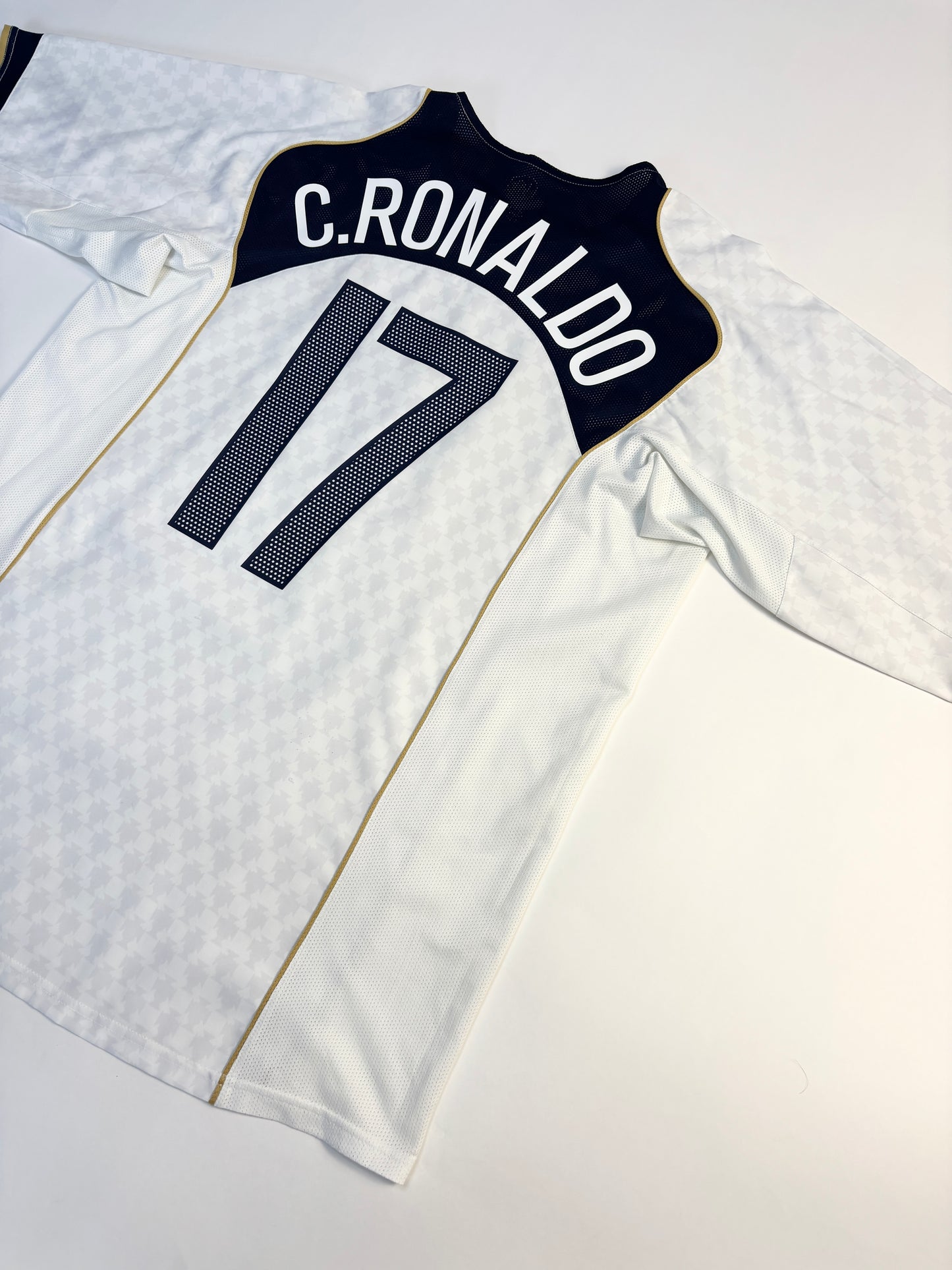 Portugal Away Shirt 2004/06 (L) C.Ronaldo 17