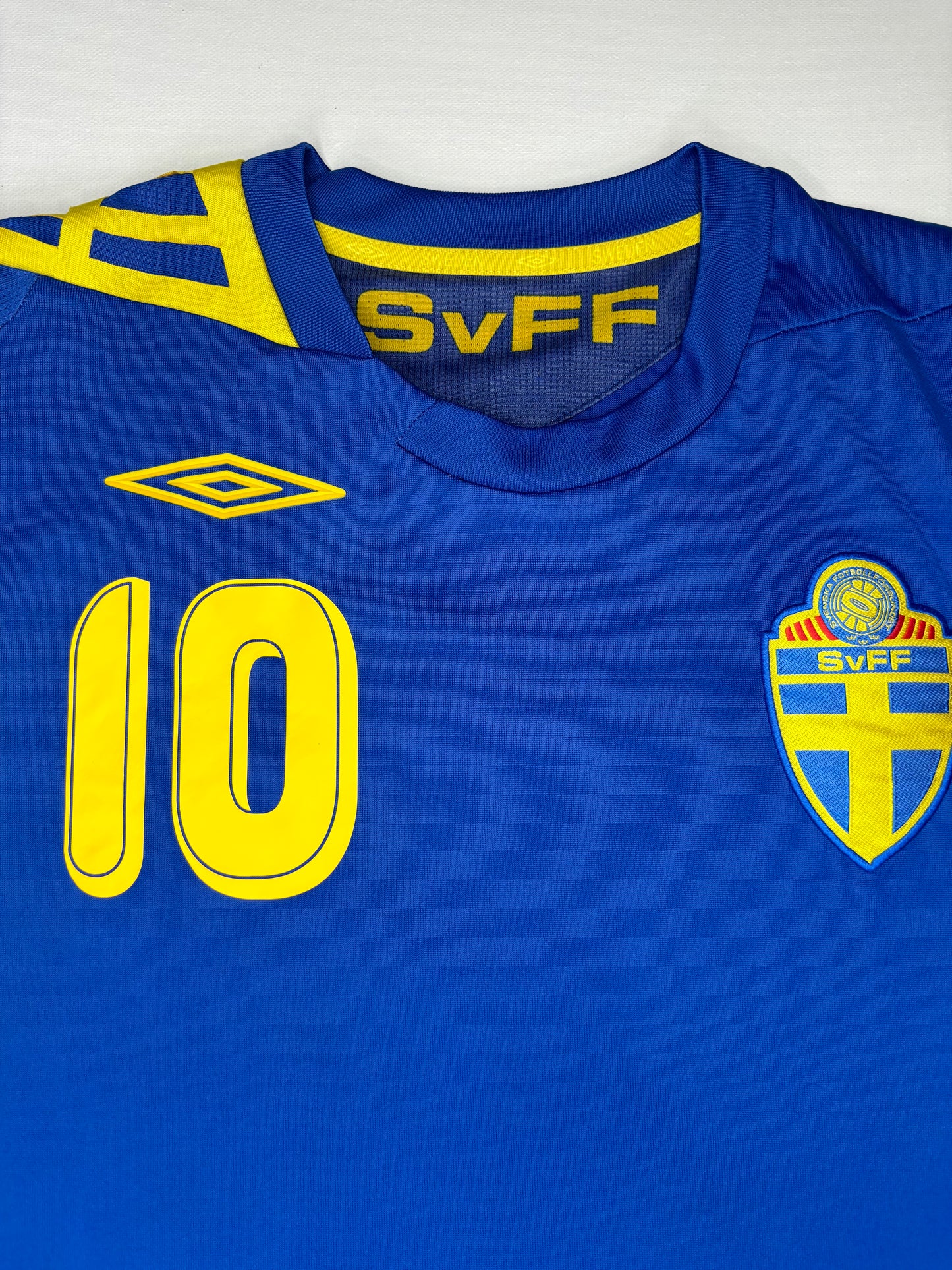 Sweden Away Shirt 2006/08 (L) Ibrahimovic 10