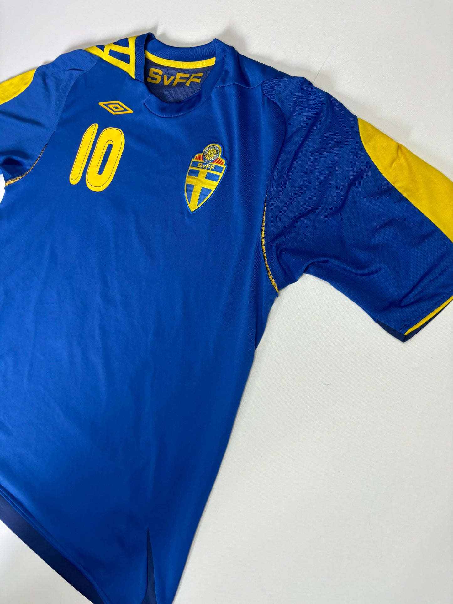 Sweden Away Shirt 2006/08 (L) Ibrahimovic 10