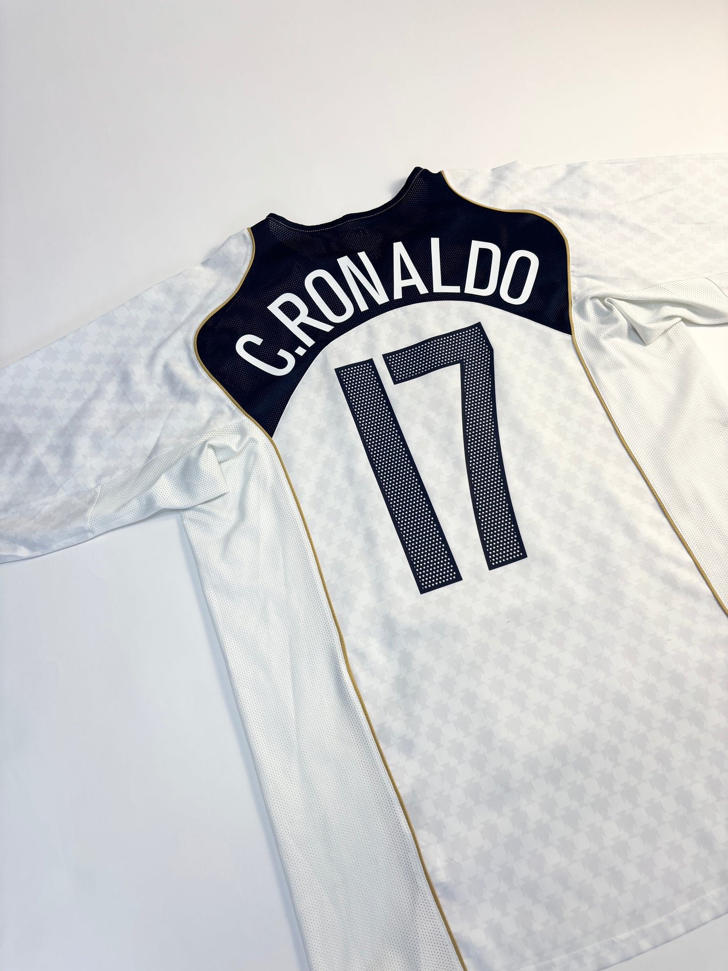 Portugal Away Shirt 2004/06 (L) C.Ronaldo 17