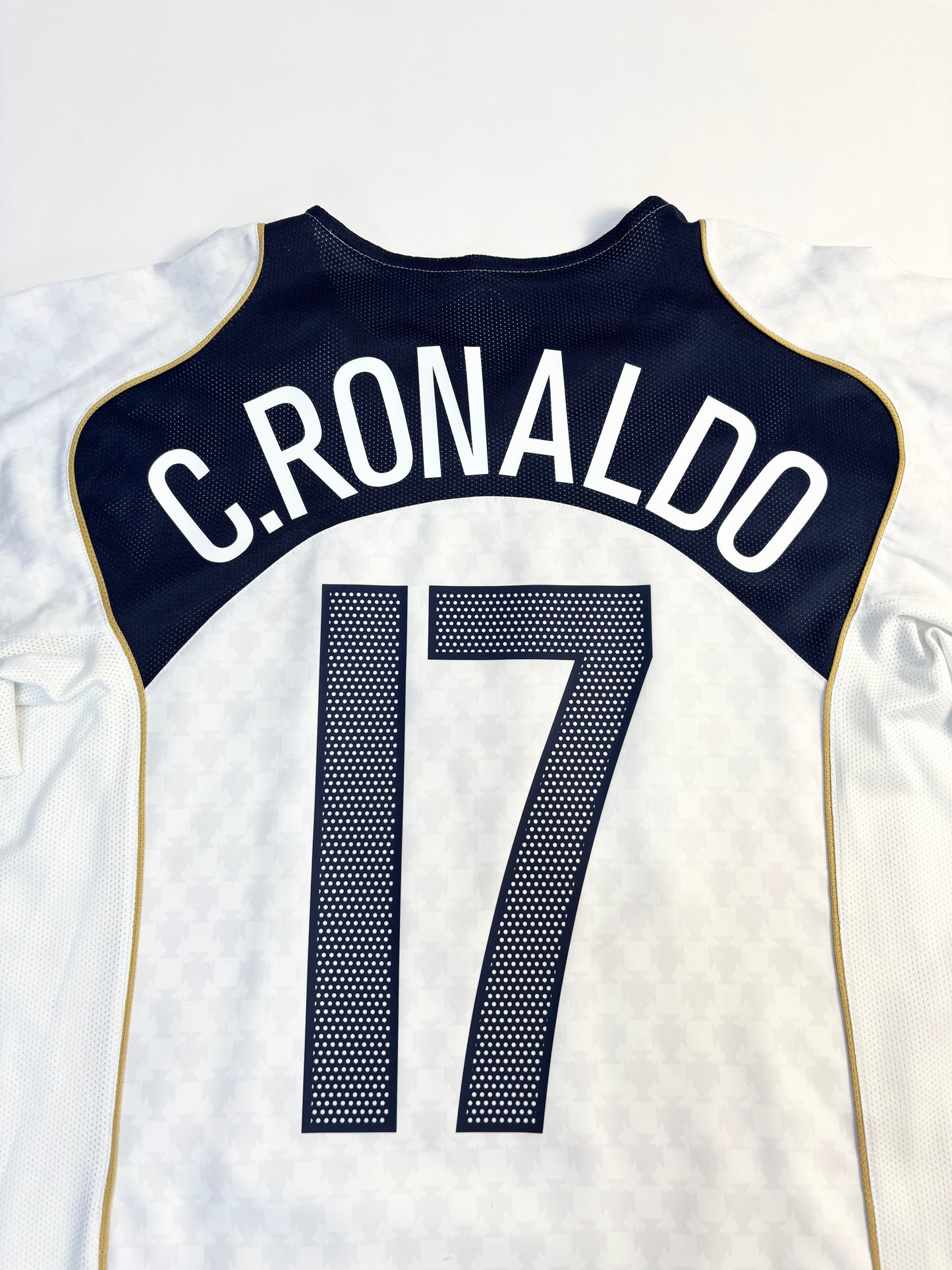 Portugal Away Shirt 2004/06 (L) C.Ronaldo 17