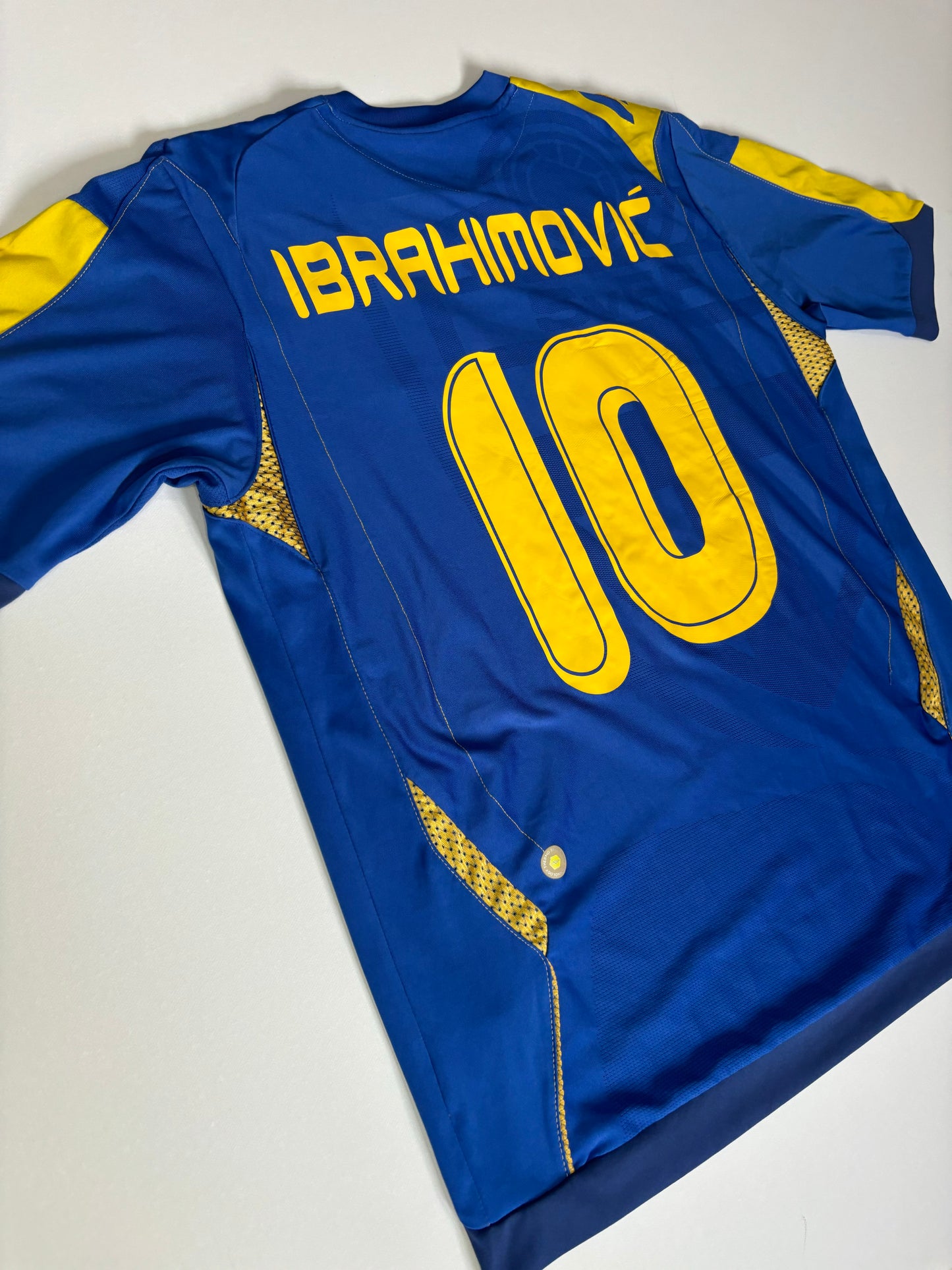 Sweden Away Shirt 2006/08 (L) Ibrahimovic 10